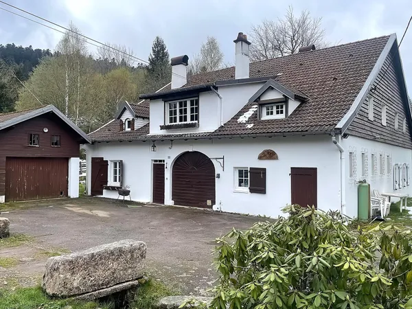 MAISON DE CARACTERE AVEC DEPENDANCE , POTENTIEL LOCATIF, BEL ENVIRONNEMENT