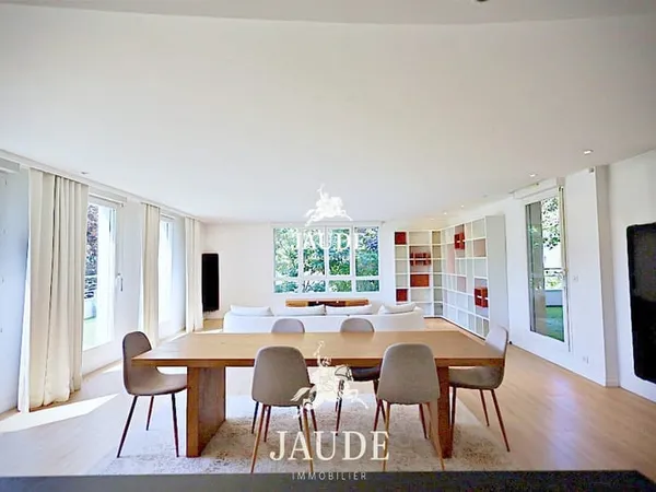 A VENDRE Appartement T3 rénové de 128 m2 avec deux terrass