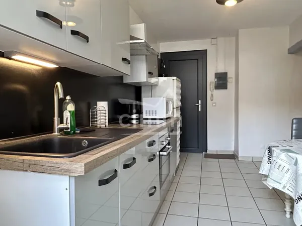 APPARTEMENT CENTRE VILLE 1er ETAGE AVEC BALCON