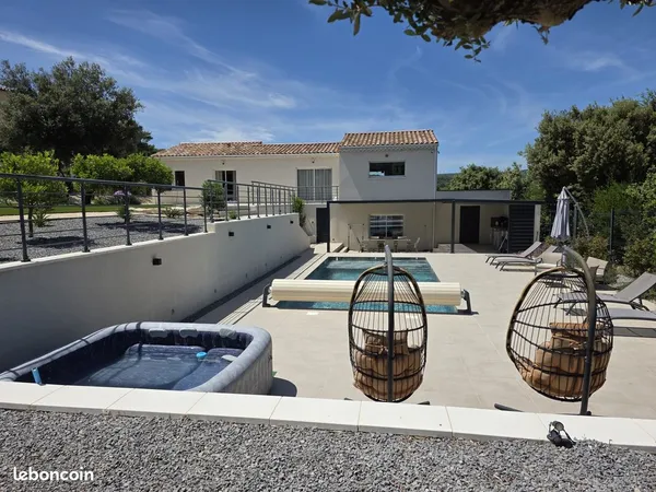 Villa avec piscine et terrain paysager à SAINT MONTAN