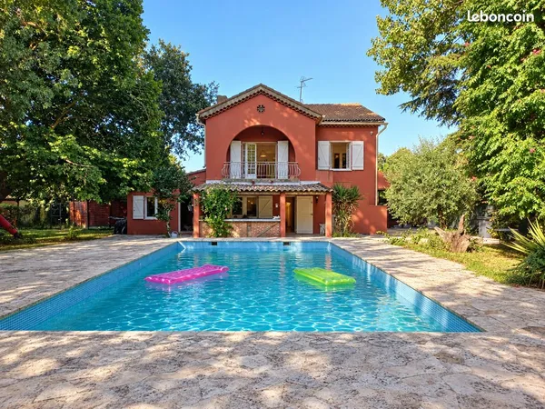 LUYNES-MAISON 196 m2 AVEC PISCINE SUR TERRAIN DE 2000 m2
