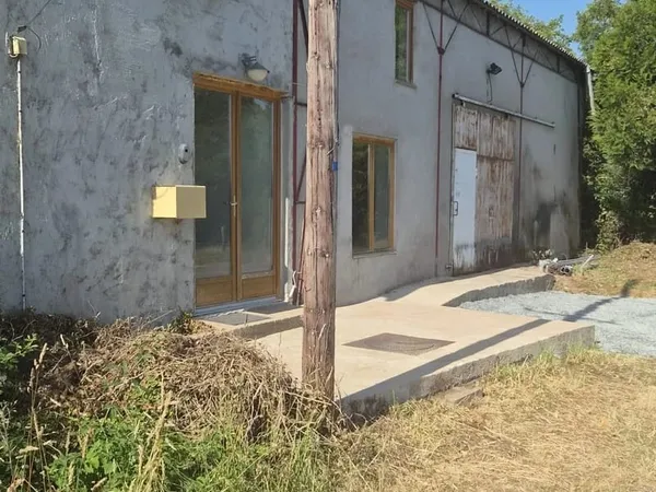 Maison à vendre avec un grand atelier en périphérie de Luzy