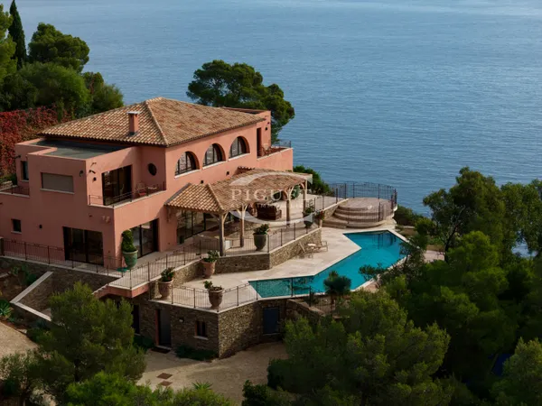 VILLA DE LUXE À LOUER À 40MIN DE SAINT TROPEZ EN BATEAU DEPUIS