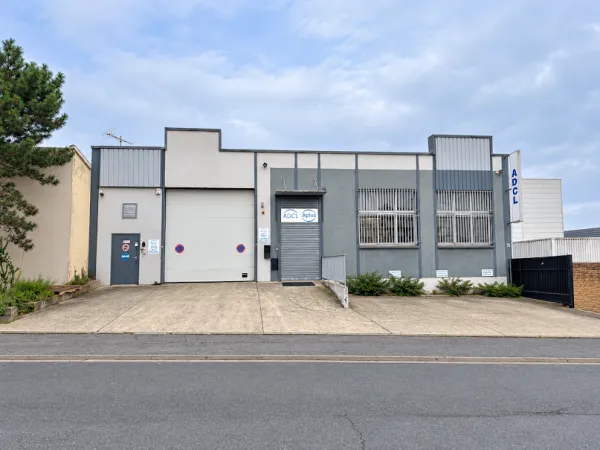 Local 871 m²