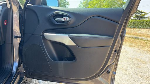 Jeep Cherokee 2.2 CRD 4WD 184 cv boite auto - Night Eagle – 2018 – 95375 km – Diesel – Boîte Automatique — photo 33