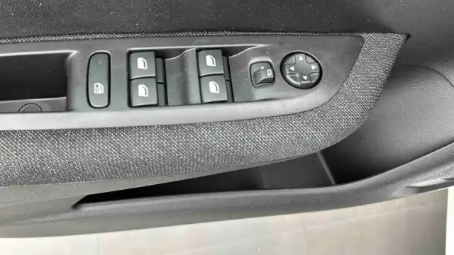 Peugeot 208 hybrid 100 e-dcs6 — photo 25