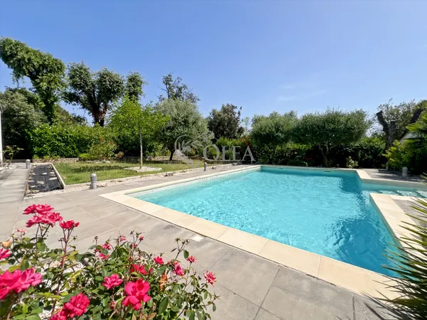 À QUELQUES MINUTES D'UZÈS  VILLA FAMILIALE AVEC PISCINE ET