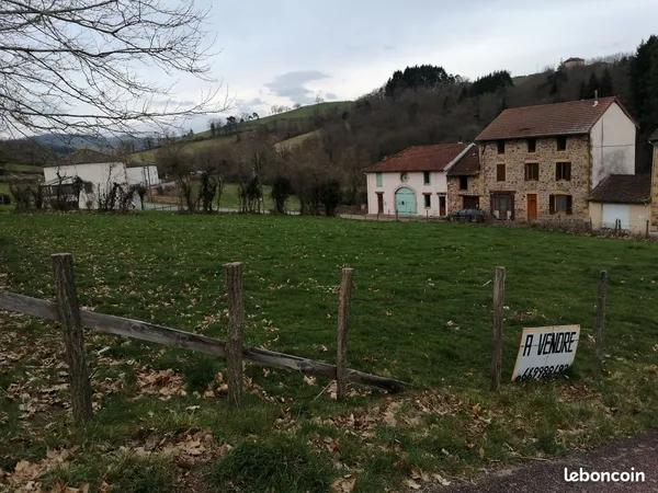 Terrain constructible de 1500 m2 à Jarnosse 20 kms de Roanne viabilité à proximité