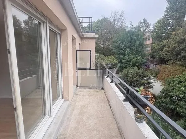 IVRY-SUR-SEINE - MÉTRO PIERRE ET MARIE CURIE À 200 M - 3 PIÈCES AVEC BALCON ET DEUX PARKINGS