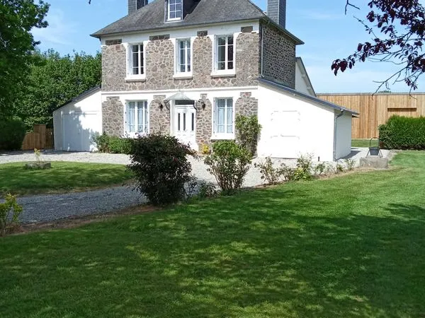 MAISON EN PIERRE 8mn PLAGE ST MARTIN DE BREHAL