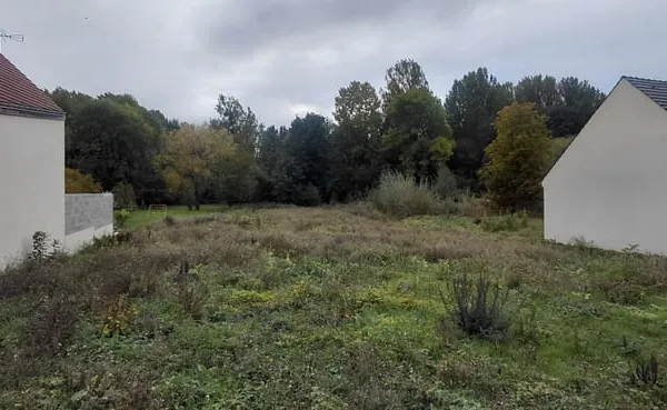 BEAU TERRAIN D'ENVIRON 2 000 M2 AVEC PLUS DE 18 M DE FAÇADE