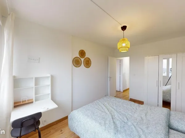 Chambre 5 pièces 77 m²