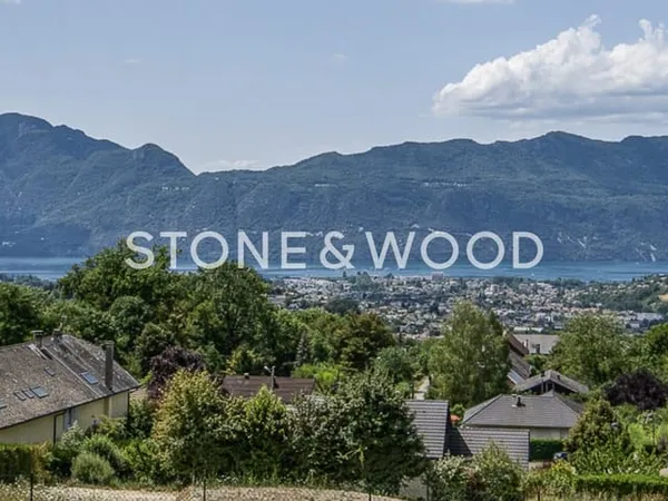 Terrain constructible avec vue lac et montagne