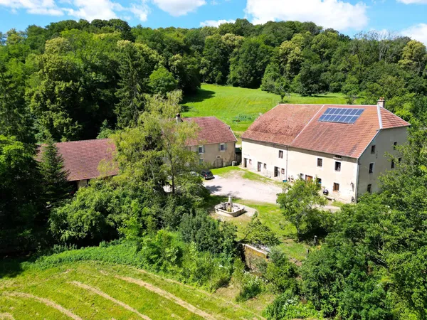 Domaine composé d'une maison d habitation , 3 appartements, dépendance sur 38690 M2 de terrain