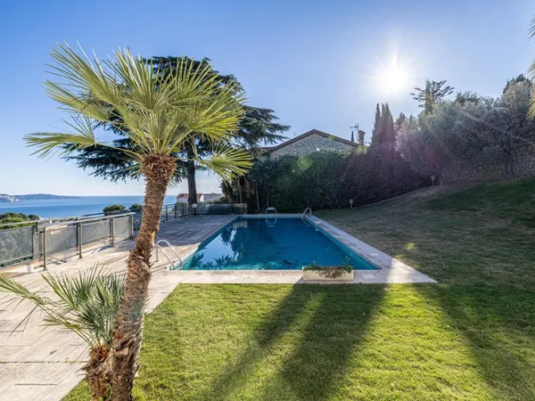 Nice - Fabron - Villa contemporaine de 300m² avec piscine, vue mer et garage de 112m²