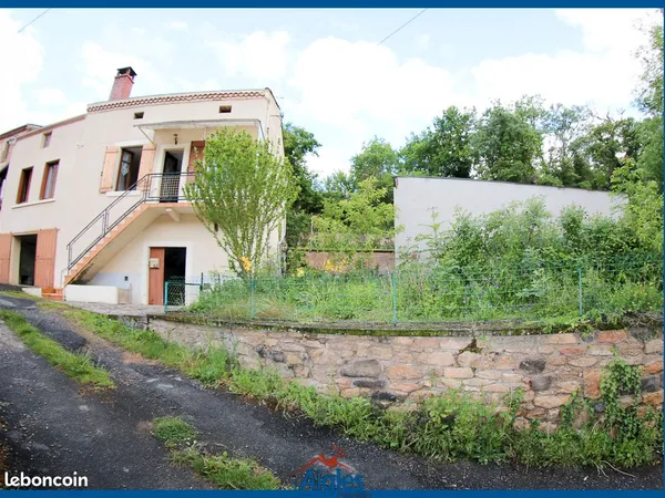 Maison avec garages, annexes et jardin
