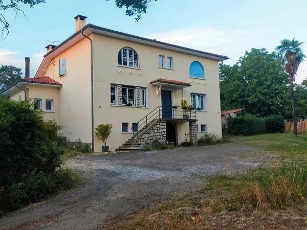 Propriété sans vis-à-vis,6 chambres, grand terrain