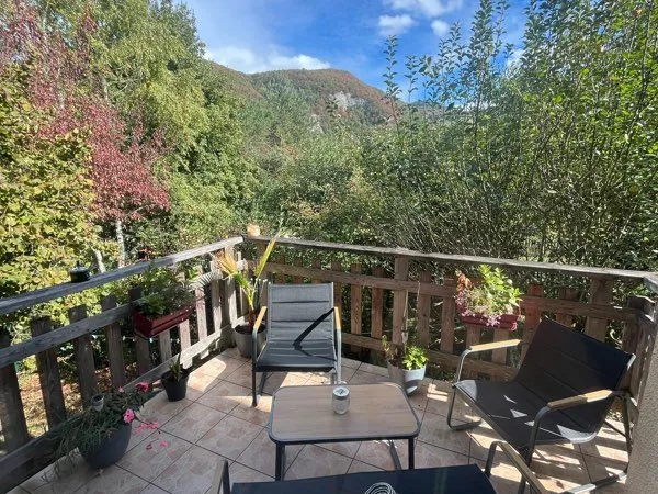 À LOUER - Maison mitoyenne 59 m² avec jardin, terrasse & garage à Nans-sous-Sainte-Anne (25330)