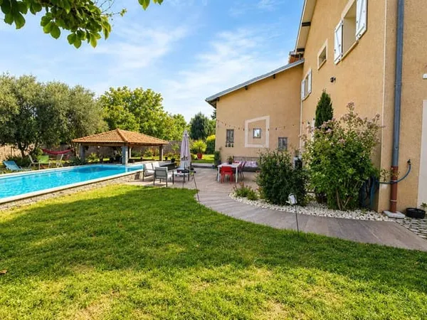 Maison 6 pièces 235 m²