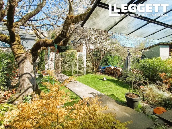 Charmante maison de village parfaite pour une famille avec joli jardin clôturé calme et ombragé