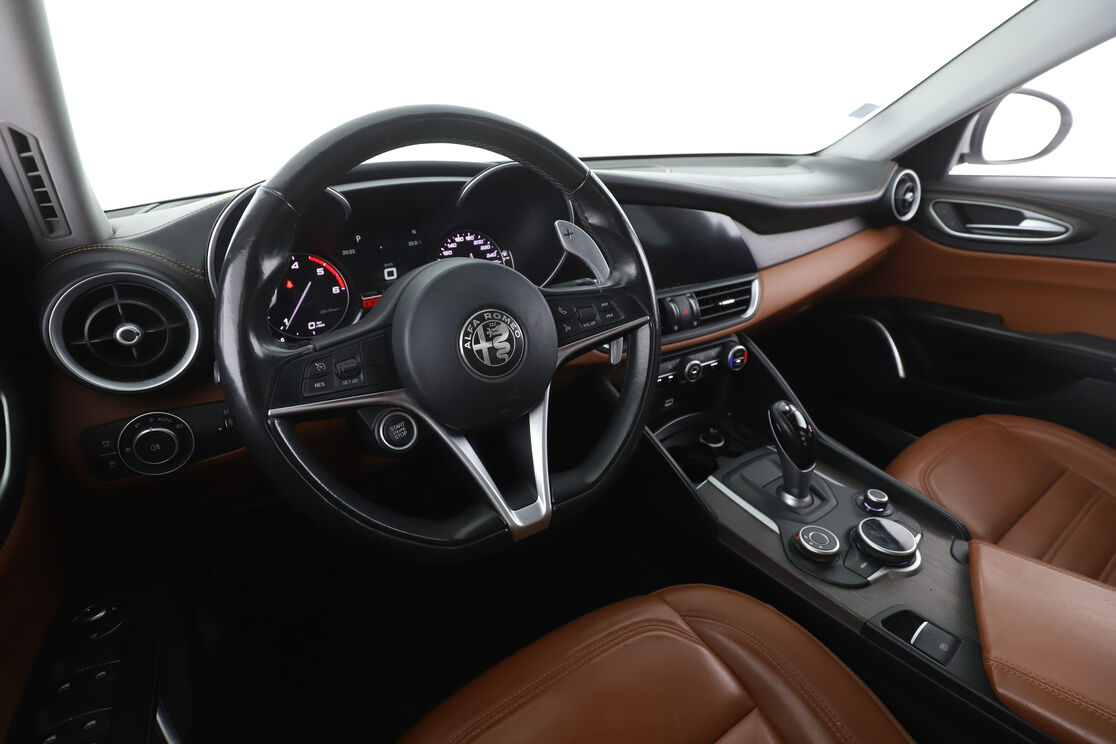 Alfa Romeo Giulia 2.2 Lusso AT8 — photo 10