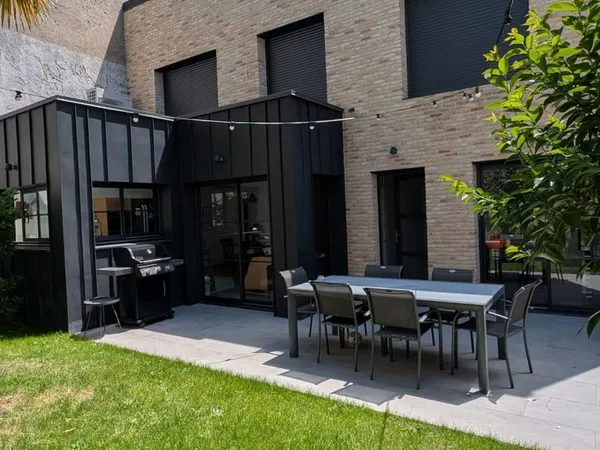 Maison contemporaine en coeur de ville avec jardin
