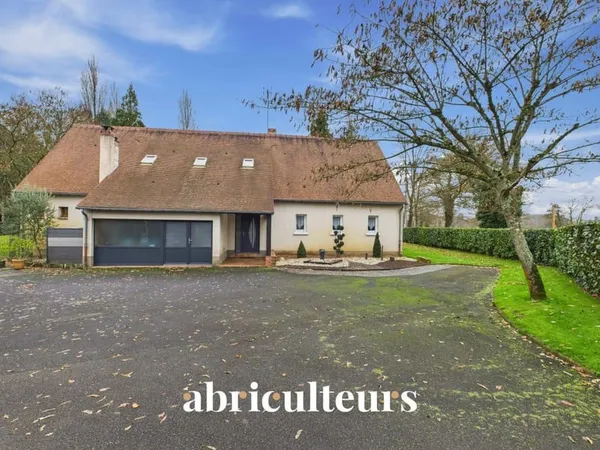 Maison familiale de 260 m² avec dépendances et parc paysager de à Ruaudin