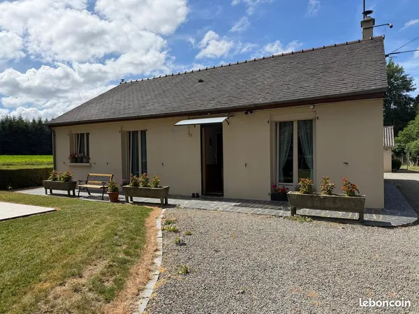 Maison de plain-pied 100 m² - 4 chambres - Nombreuses dépendances - Terrain clos de 2 818 m² - Meill