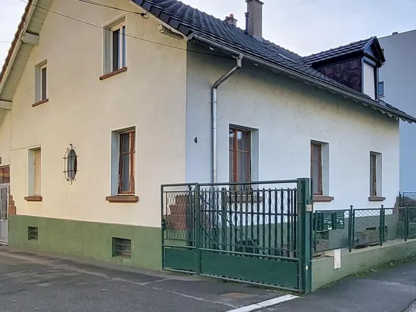 Immeuble (ou maison) avec dépendances et garages.