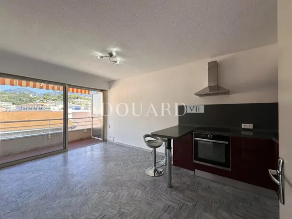 En exclusivité deux pièces avec terrasse et possibilité garage, à quelques pas de la plage du Solenz