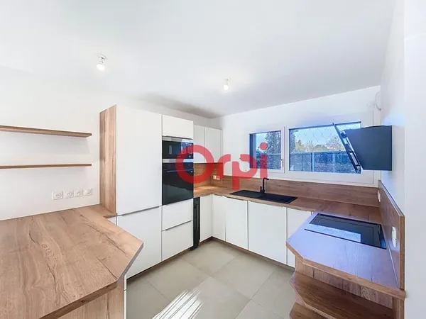 Appartement avec terrasse, jardin, cave et un stationnement en sous-sol