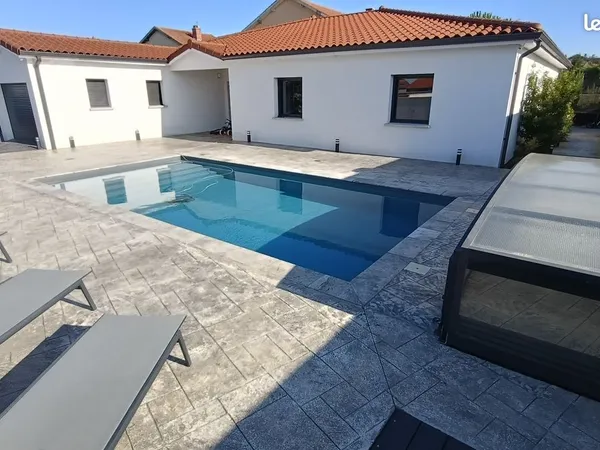 MAISON FAMILIALE HAUT DE GAMME AVEC PISCINE - DPE A - 164 m² - SURY-LE-COMTAL