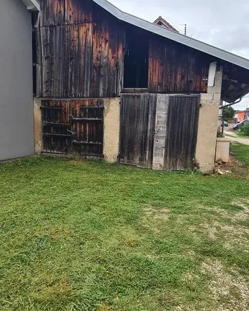 Grange de 120 m² à rénover à Valentigney, toit neuf, jardin de 100 m²