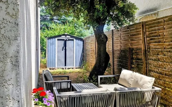 Haut de villa, T2 avec jardin et place de parking