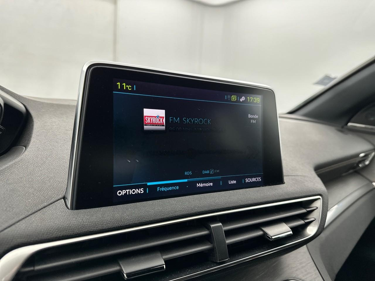 Peugeot 3008 hybrid4 300 e-eat8 gt — photo 25