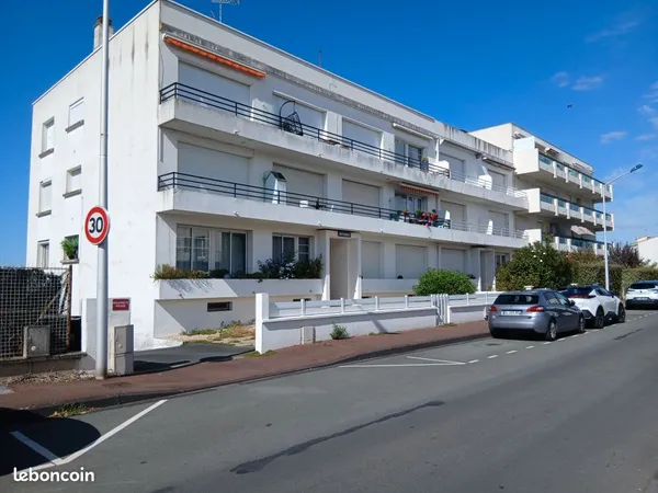 T2 meublé. Proche commerces et gare