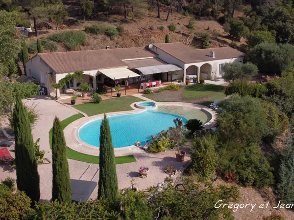 Pierrefeu-du-Var Maison 220 m² 5 chambres Piscine Dépendance Terrain de 11 500 m² Vue dominante