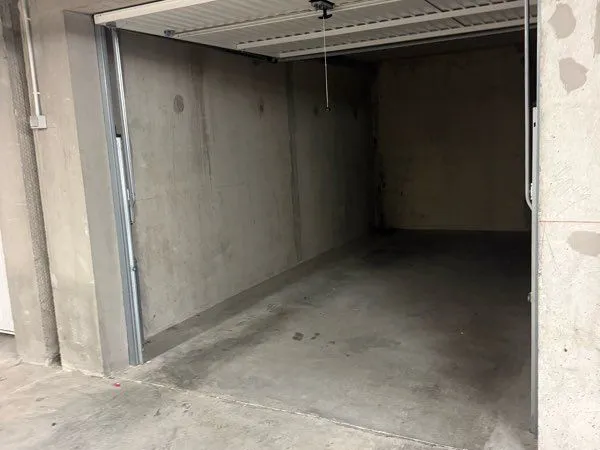 À LOUER - GARAGE Garage à louer, idéal pour stationner une voiture ou pour du stockage. 💰 Prix : 150