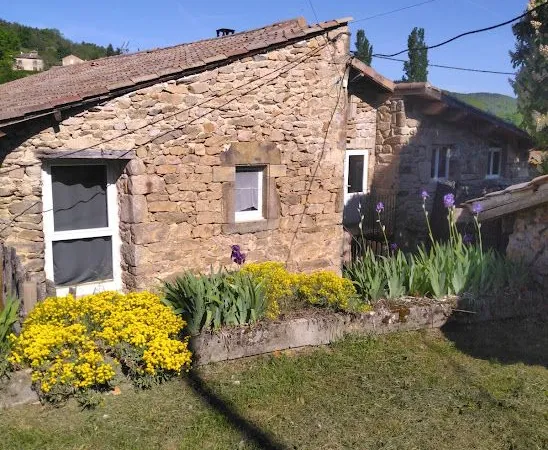 Maison en pierres avec jardinet