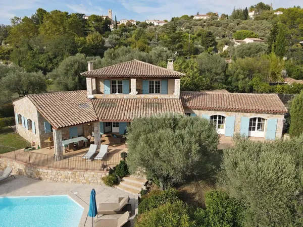 Fayence: magnifique maison en pierre, à pied du village