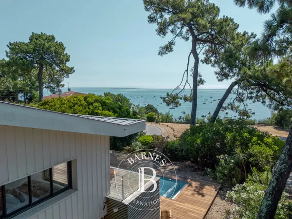 VILLA RÉNOVÉE AVEC PISCINE CHAUFFÉE ET VUE SUR LE BASSIN À PROXIMITÉ DU VILLAGE DE L'HERBE