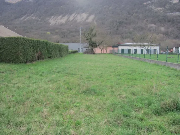Terrain 666m2 / Torcieu