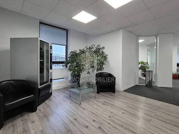 Bureaux 3 pièces 326 m²