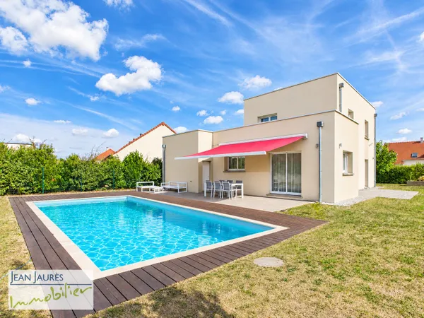 Maison contemporaine avec piscine 127 m2 habitables sur un