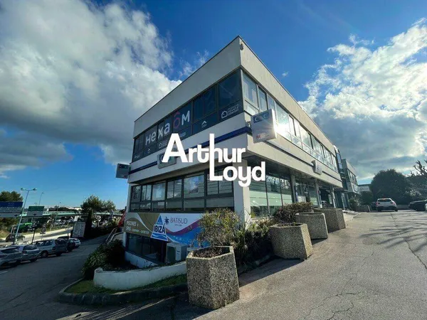 Bureau 136 m²