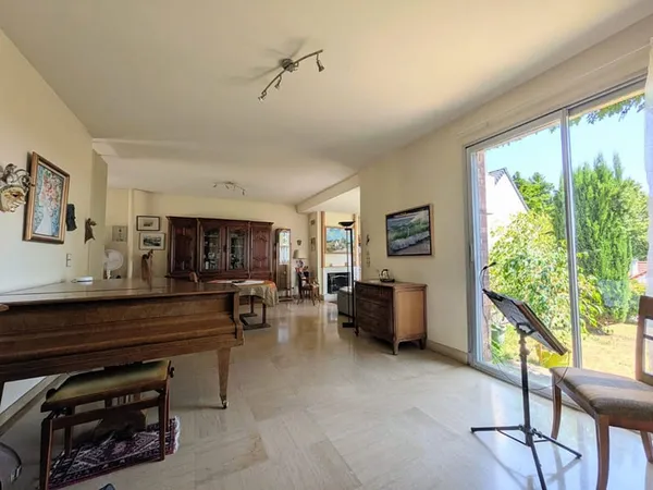 Maison d'architecte familiale de 170 m² avec jardin, terrasses et double garage dans un quartier rés