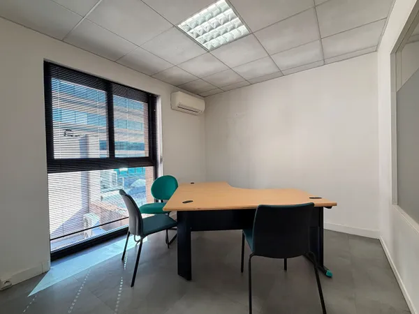 Local commercial 8 pièces 160 m²