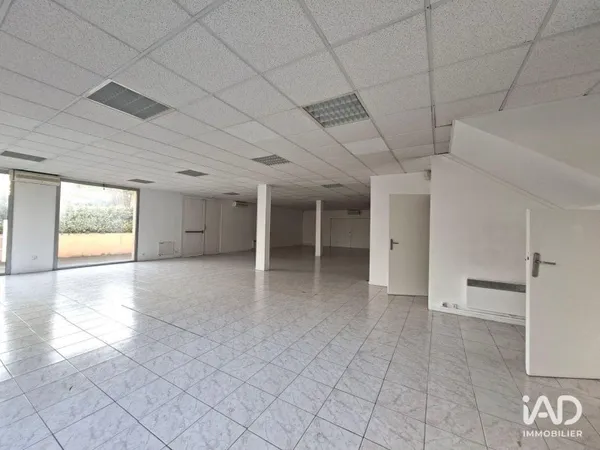 Local commercial 240 m²