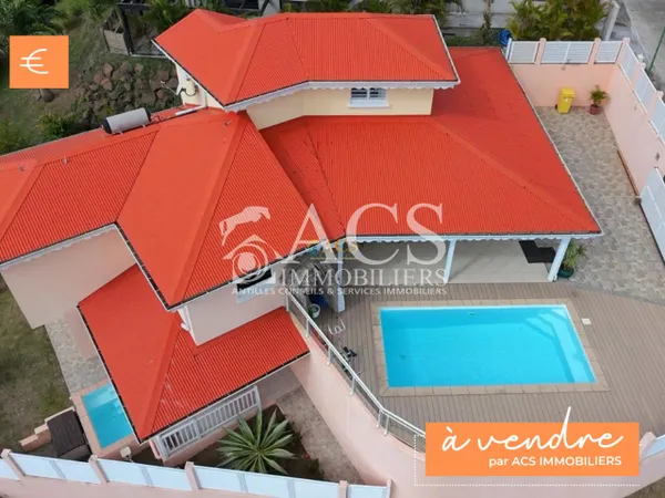 Coup de coeur assuré : maison récente avec piscine et vue sur