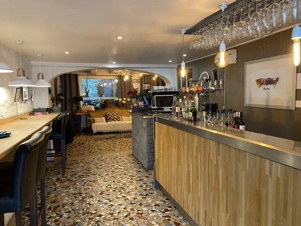 Immeuble commercial d'environ 360m2 avec restaurant sur 200m2 au RDC et ancien hôtel à réhabiliter a